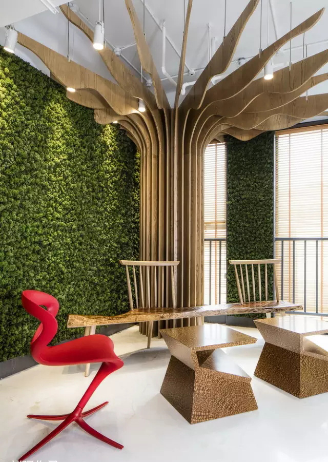 人文氣息與現(xiàn)代風(fēng)尚捏合在一起，綠色的辦公空間充滿藝術(shù)感