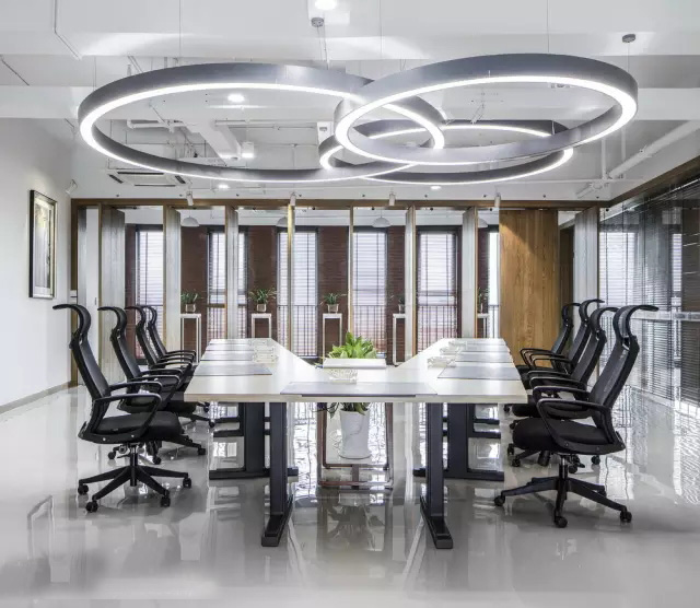 人文氣息與現(xiàn)代風(fēng)尚捏合在一起，綠色的辦公空間充滿藝術(shù)感
