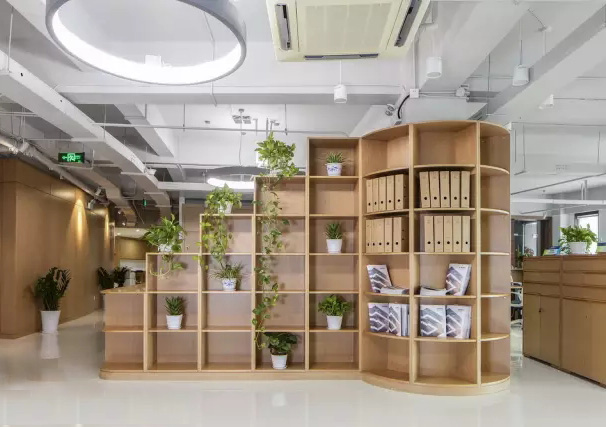 人文氣息與現(xiàn)代風(fēng)尚捏合在一起，綠色的辦公空間充滿藝術(shù)感